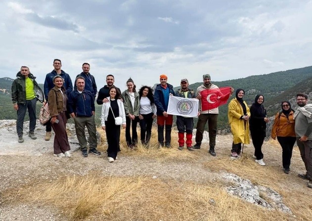 Kütahyalı dağcılar, İkitaş Kanyonu’nda 15 kilometre yürüdü