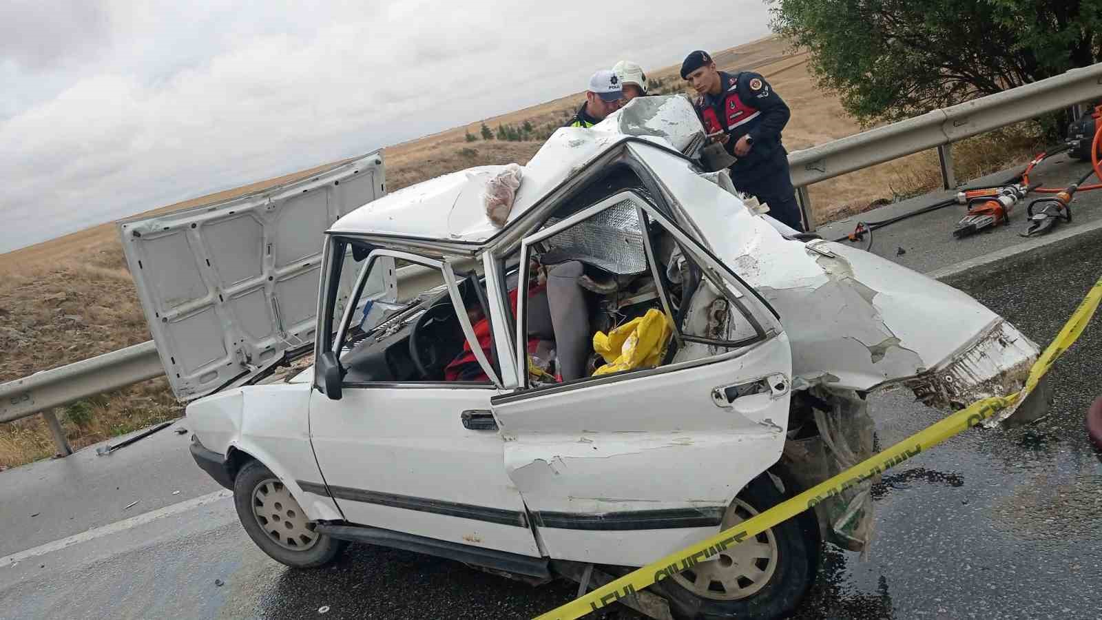 Eskişehir’de tır otomobile arkadan çarptı: 2 ölü