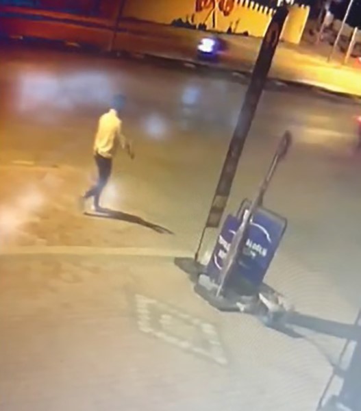 Bilecik’te 2 farklı bölgede araçlara zarar vererek lastikleri kesen şahıs güvenlik kamerasına yansıdı
