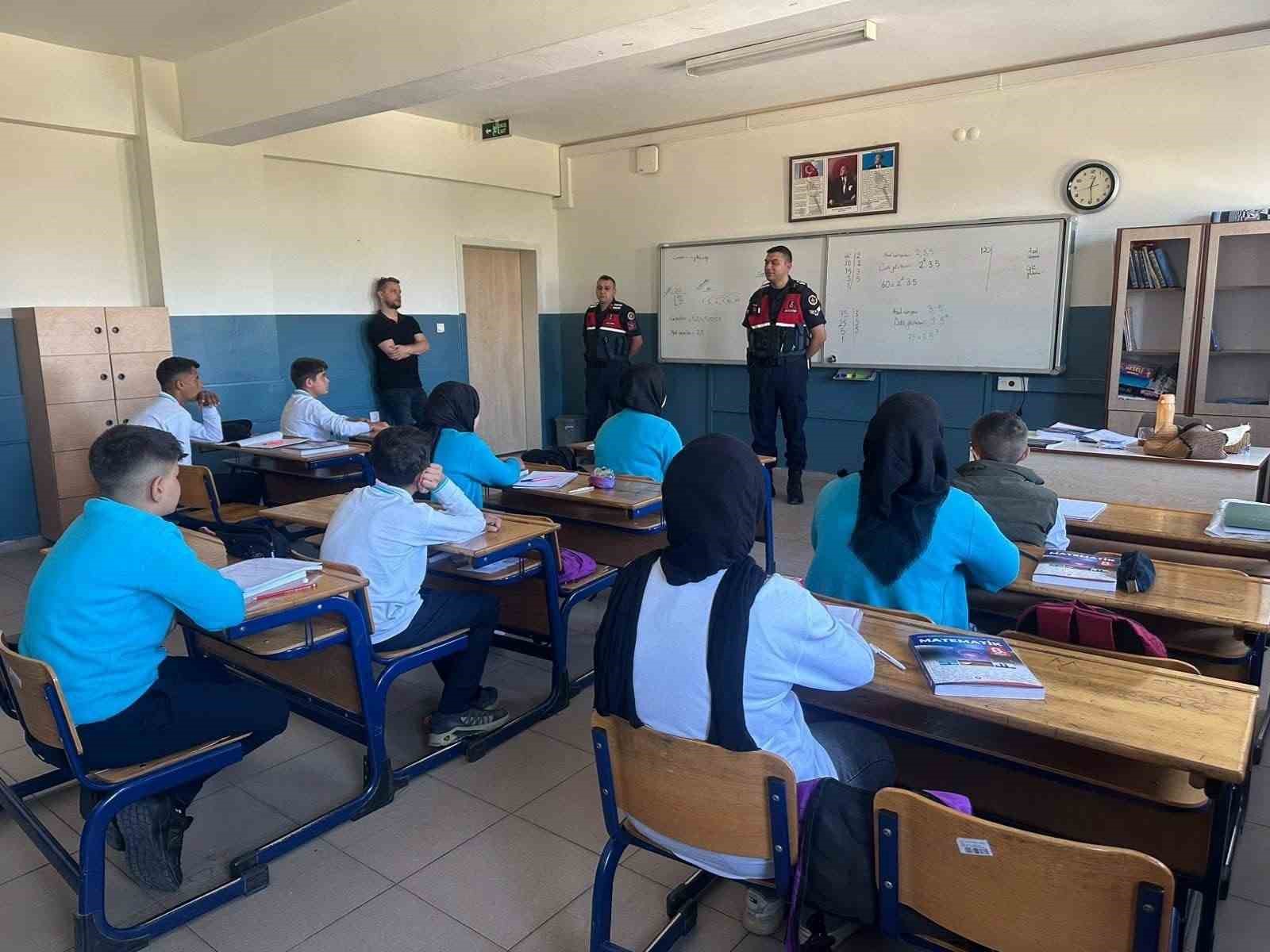Jandarmadan 3 farklı okulda öğretmen ve öğrencilere yönelik seminer