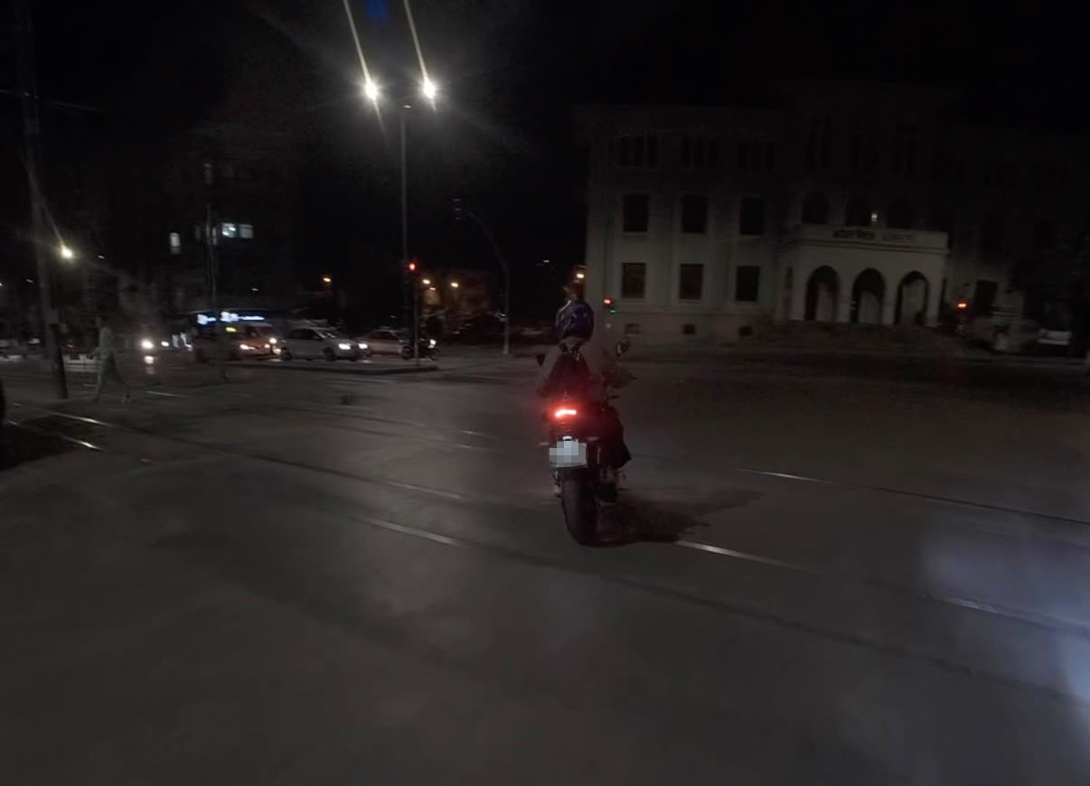 Yanlış yöne giren arkadaşını doğru yola gülerek çağırdı
