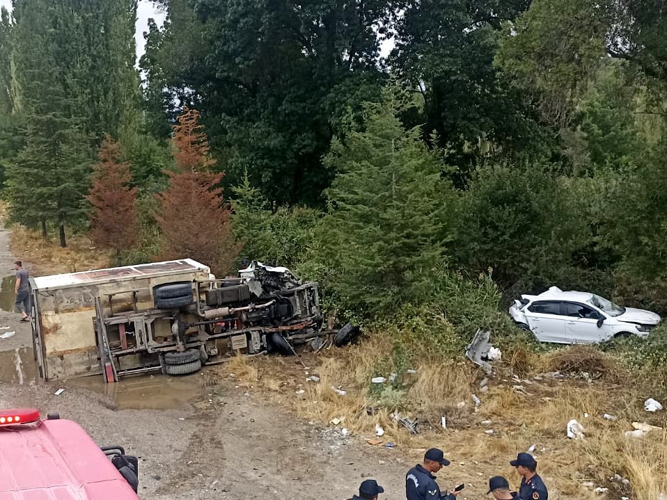 Uşak’ta kamyonet yol kenarından duran otomobile ve dışındaki abi kardeşe çarptı: 3 ağır yaralı