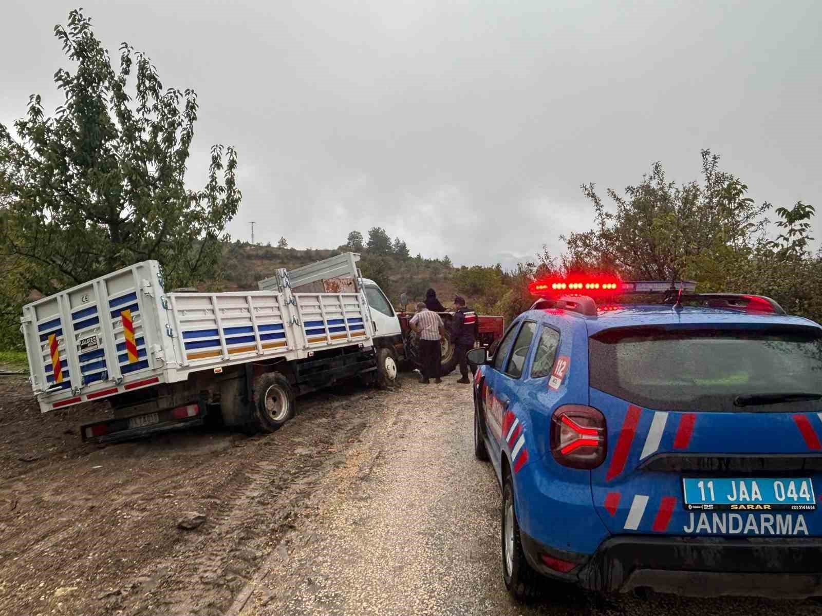 Bilecik’te kamyonet sürücüsünün imdadına jandarma yetişti
