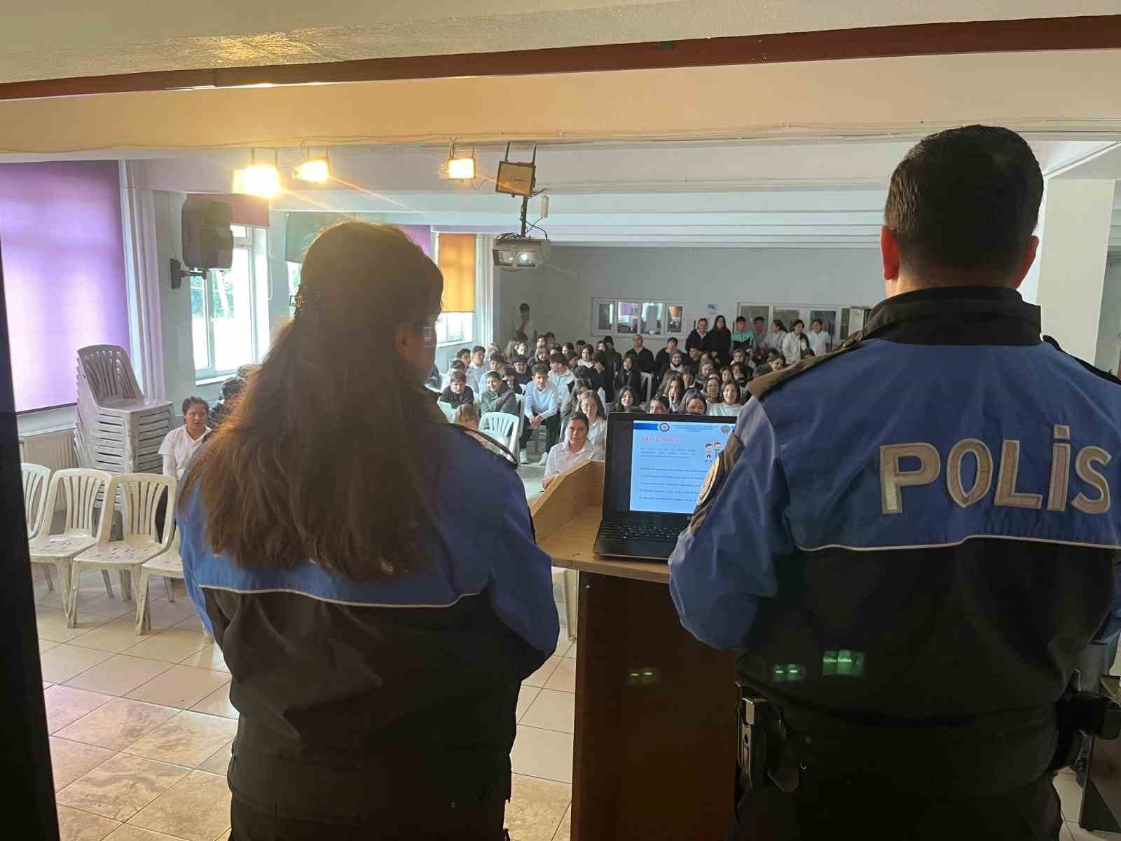 Polisler lise öğrencilerine mesleklerini tanıtıp, eğitim verdi