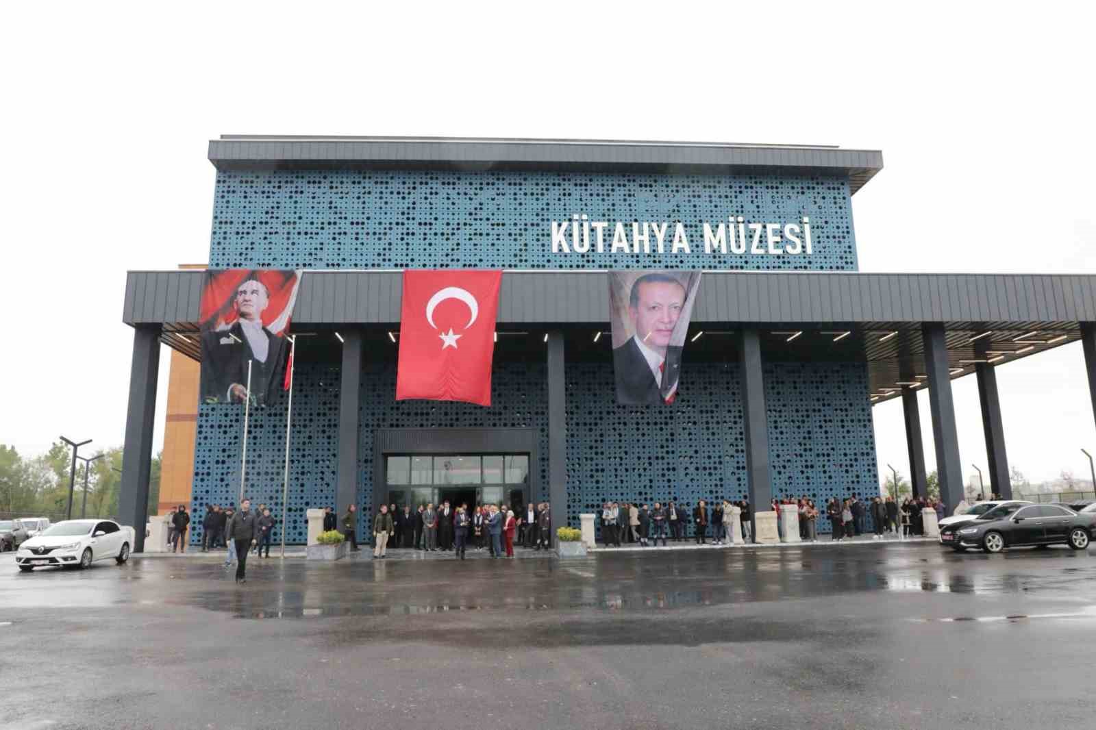 Kütahya’nın tarihi mirası Bakan Ersoy tarafından açılan yeni müzede ziyaretçilerle buluştu