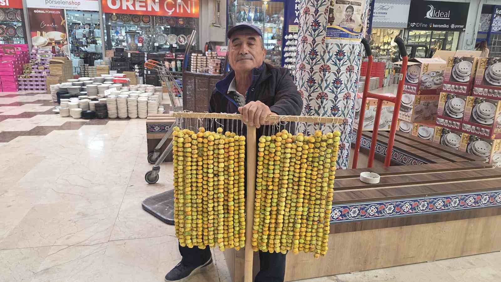 Kütahya’da dağlardan toplanan alıç tezgahlardaki yerini aldı