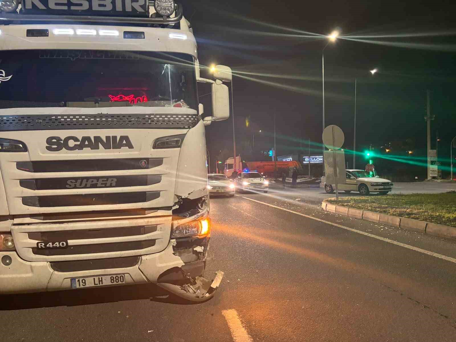 Otomobil ile tırın çarpıştığı maddi hasarlı kaza kamerada
