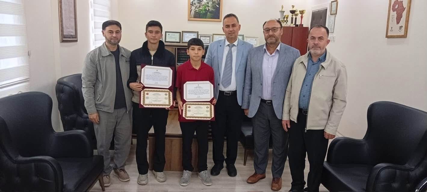 İki öğrenci daha icazet belgesini aldı