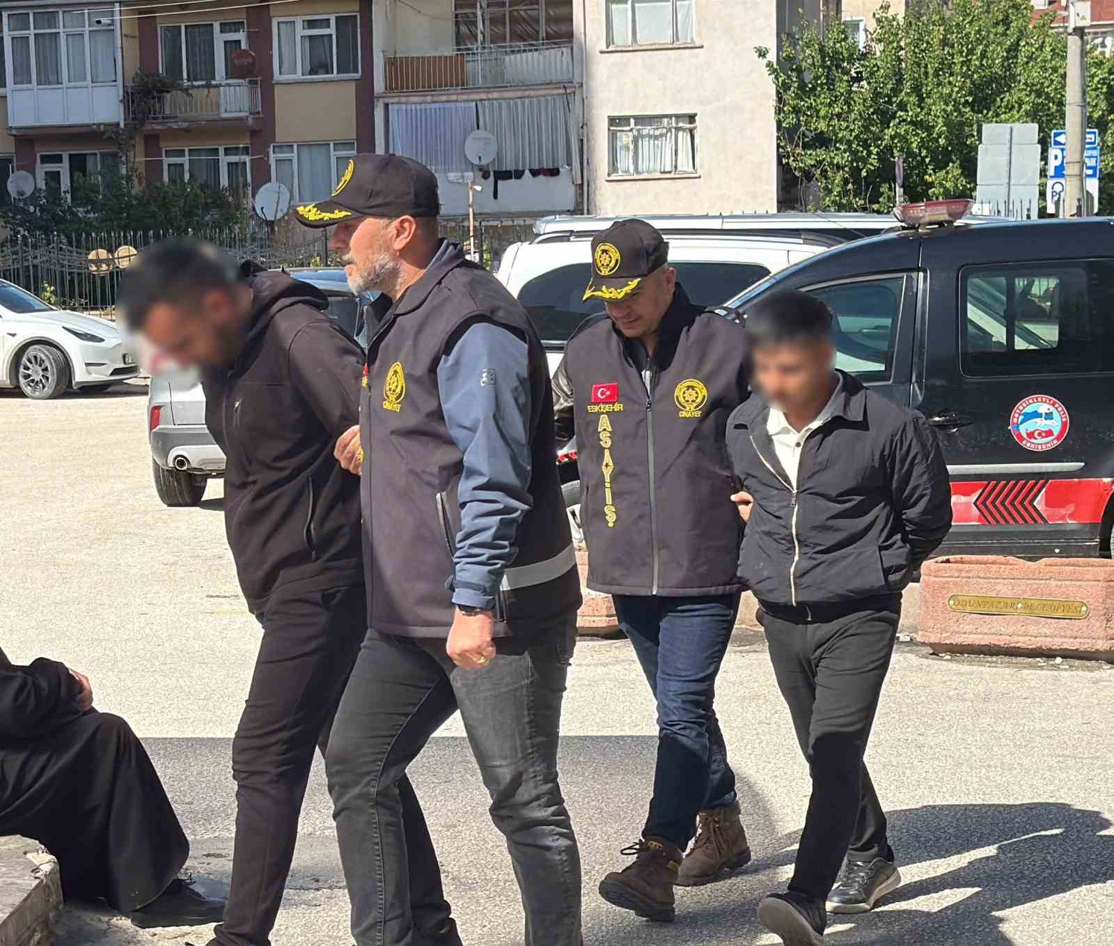 Eskişehir’de silahla yaralama olayıyla ilgili 2 şüpheli adliyeye sevk edildi