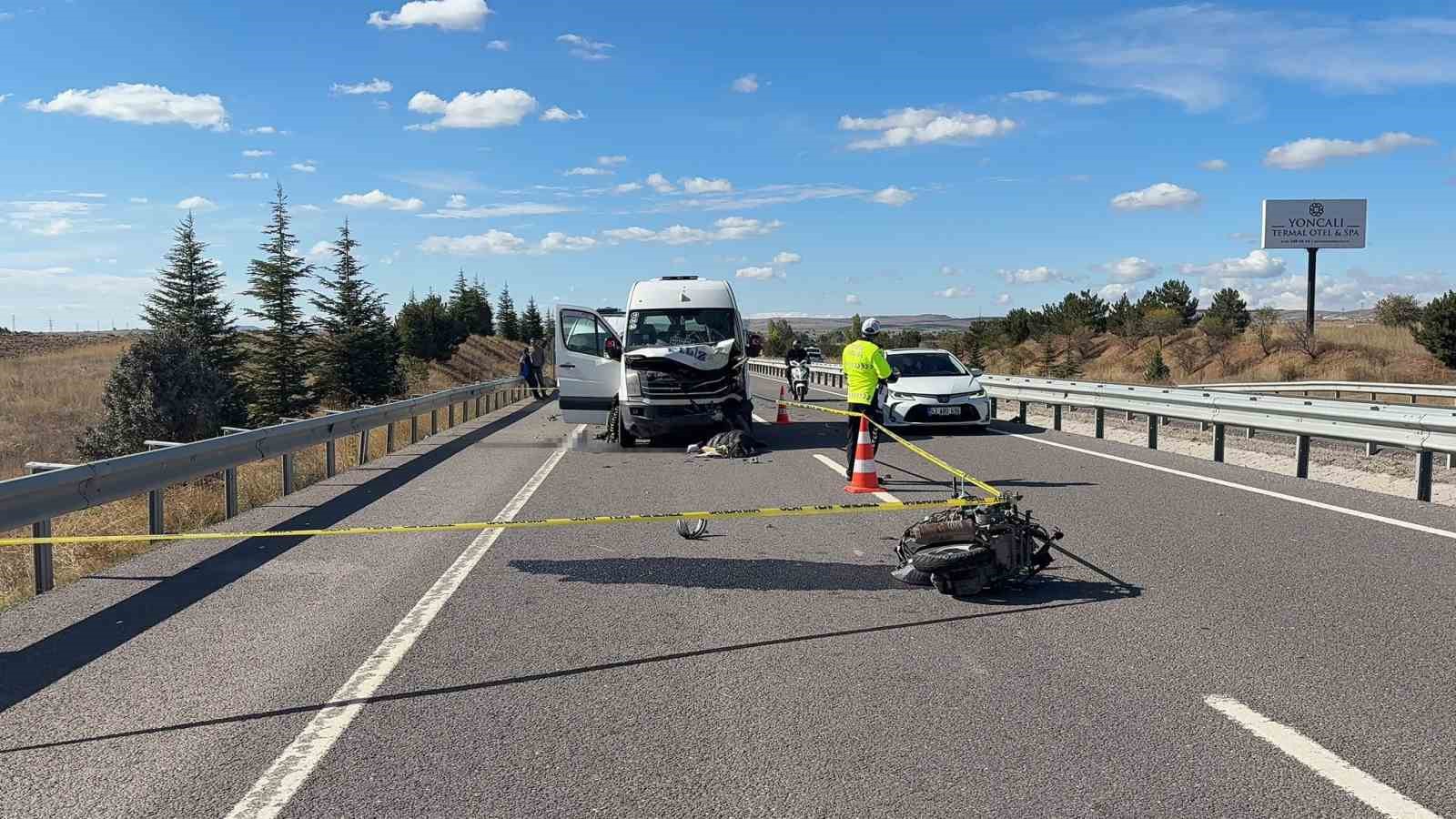 Kütahya’da minibüsle çarpışan genç motosikletli hayatını kaybetti
