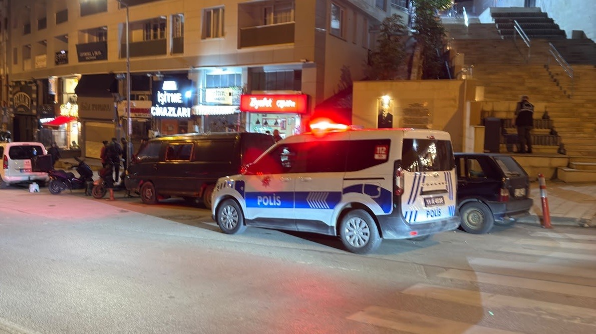 Bilecik’te kız arkadaşına sarılan şahsı bıçaklayan kişi olay yerinden kaçtı