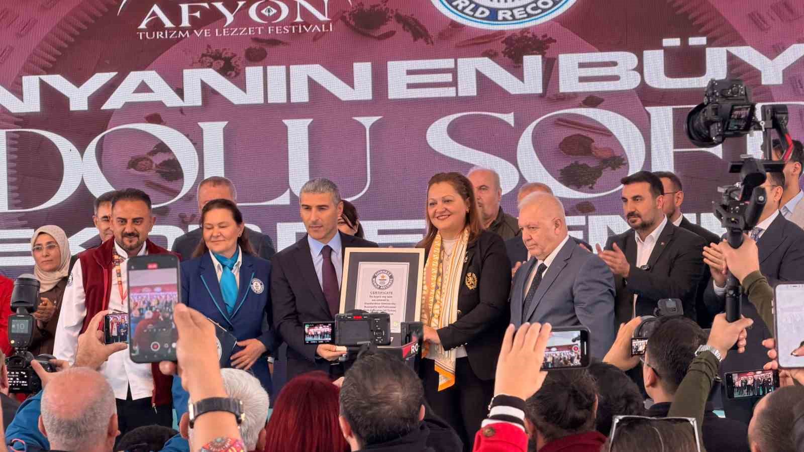 Afyonkarahisar ’Dünyanın En Büyük Anadolu Sofrası’ ile Guinness Rekorlar Kitabına girdi