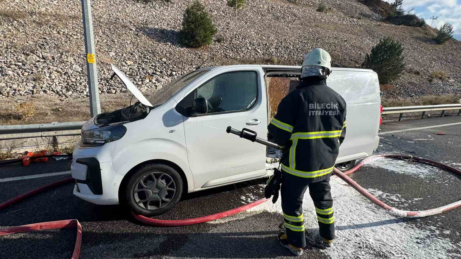 Bilecik’te seyir halindeki ticari araç alev aldı