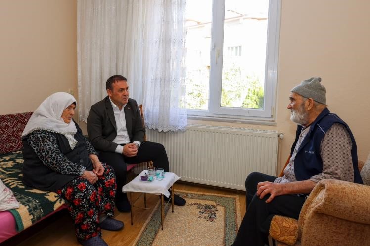 Vali Sözer, yaşlı çiftle bir araya geldi
