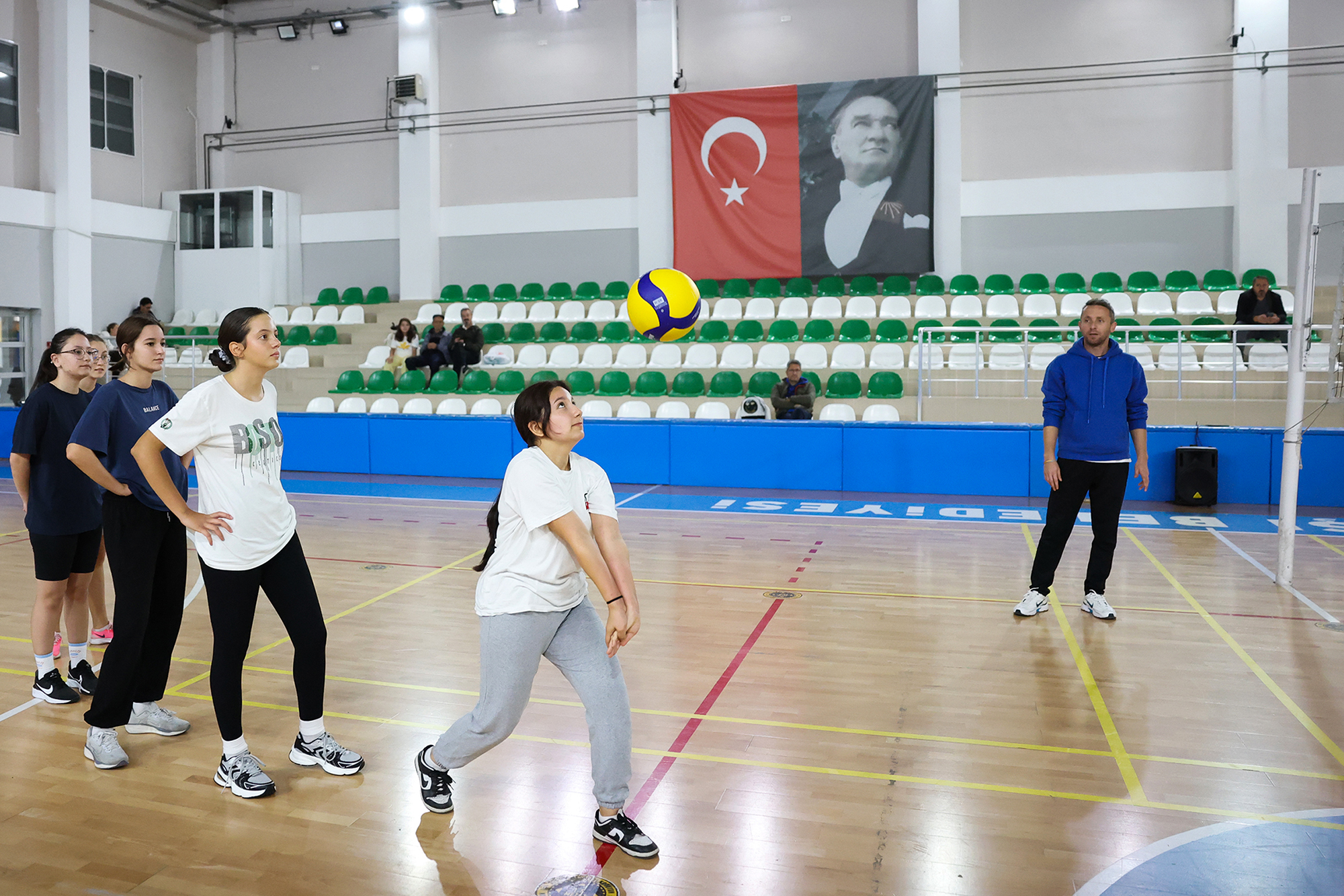 Yunus Emre Spor Tesislerinde Voleybol Kursları Yoğun İlgiyle Sürüyor