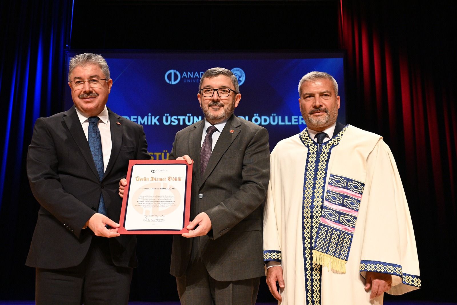 Anadolu Üniversitesinde Akademik Üstün Başarı Ödülleri Sahiplerini Buldu