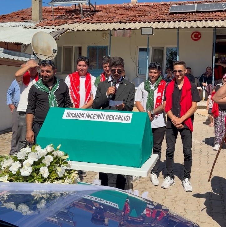 Böyle düğün görülmedi: Damadı çatıya çıkarıp tepsi tepsi yemek istediler