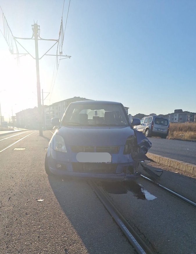 Eskişehir’de tramvay yolu üzerinde araç kazası: Seferler aksamalı yapılıyor