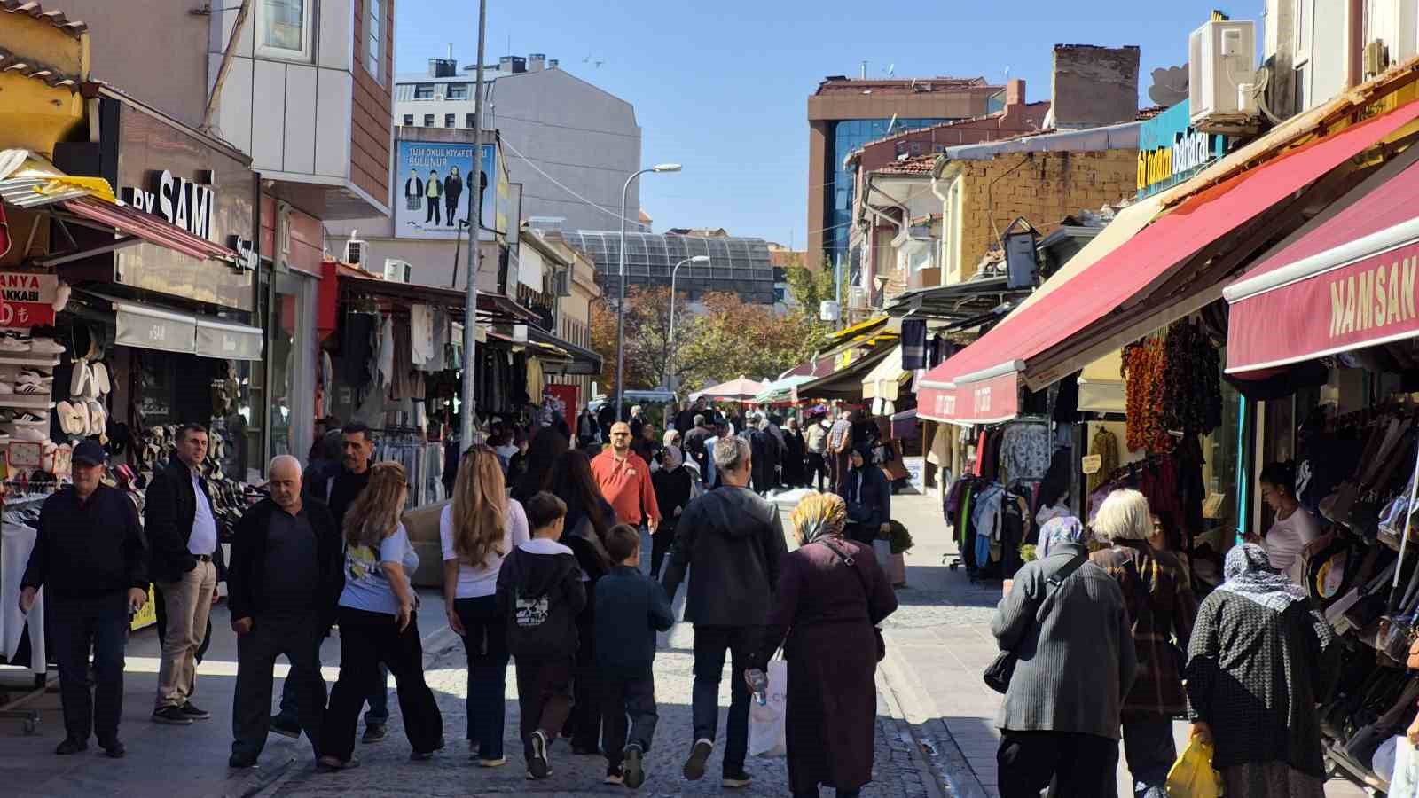 Eskişehir’de güneş yüzünü gösterdi, çarşıda adım atacak yer kalmadı