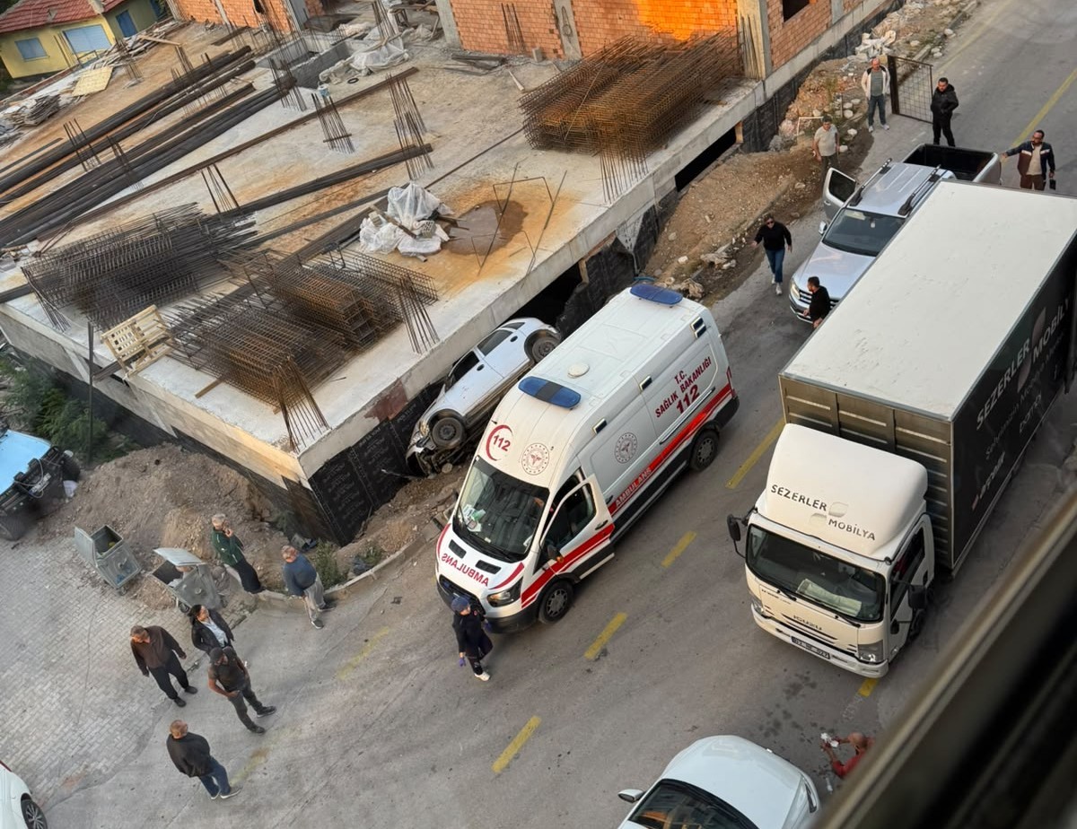 Otomobil inşaatın temeline düştü