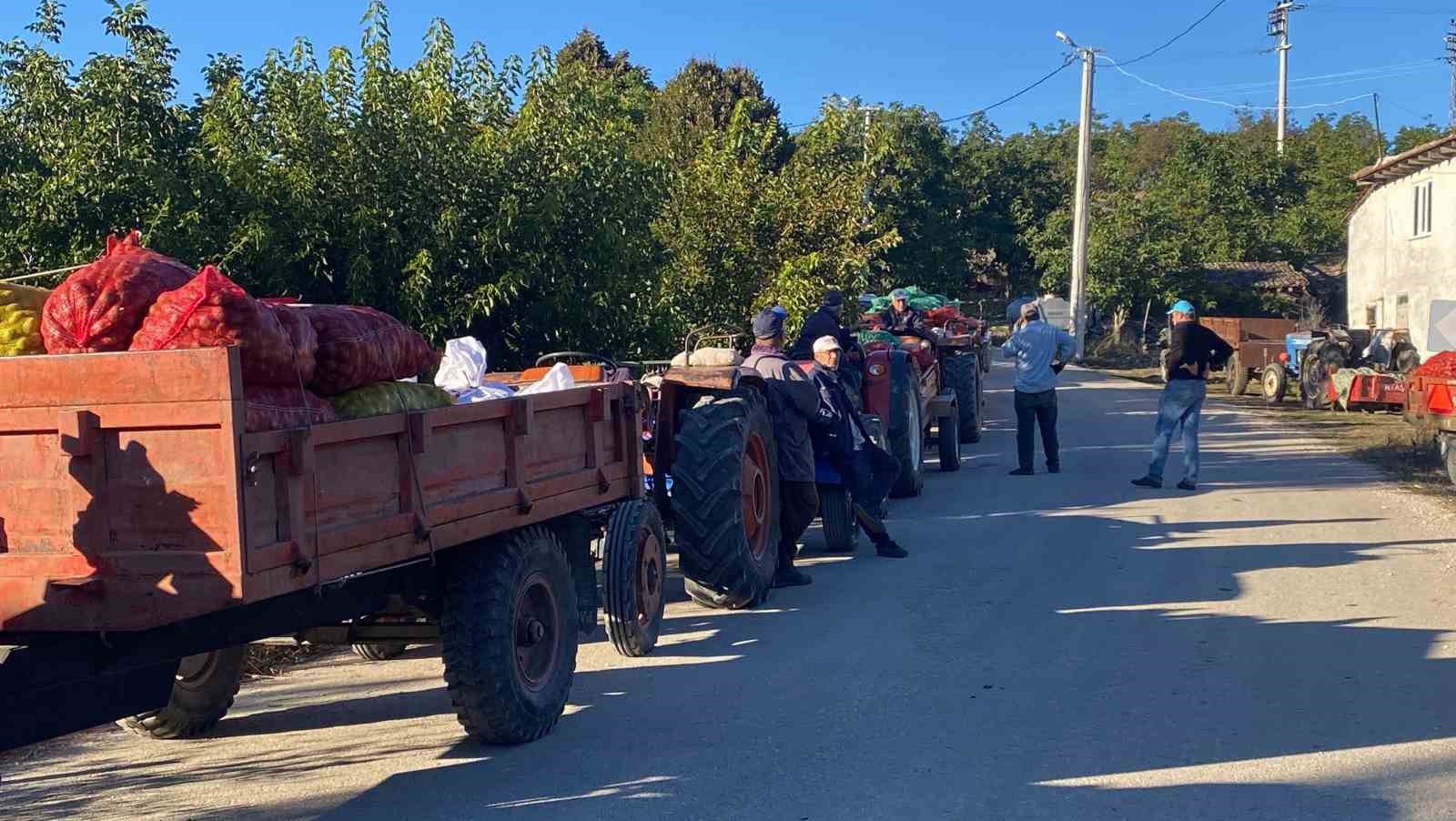 Sabahın ilk ışıklarında traktörleriyle uzun kuyruk oluşturuyorlar