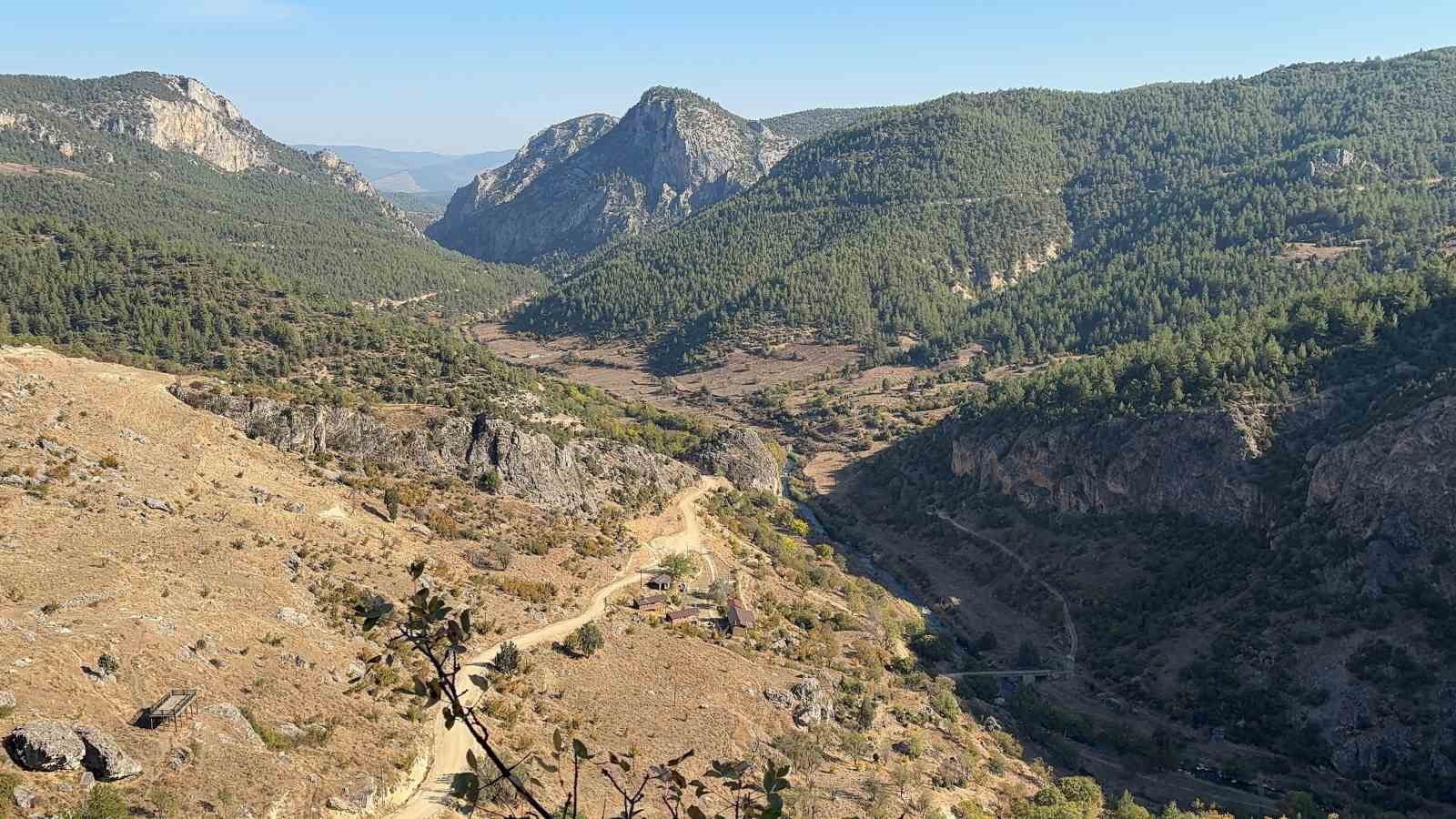 Eğrigöz Kalesi ve İki Taş Kanyonu ziyaretçilerini bekliyor