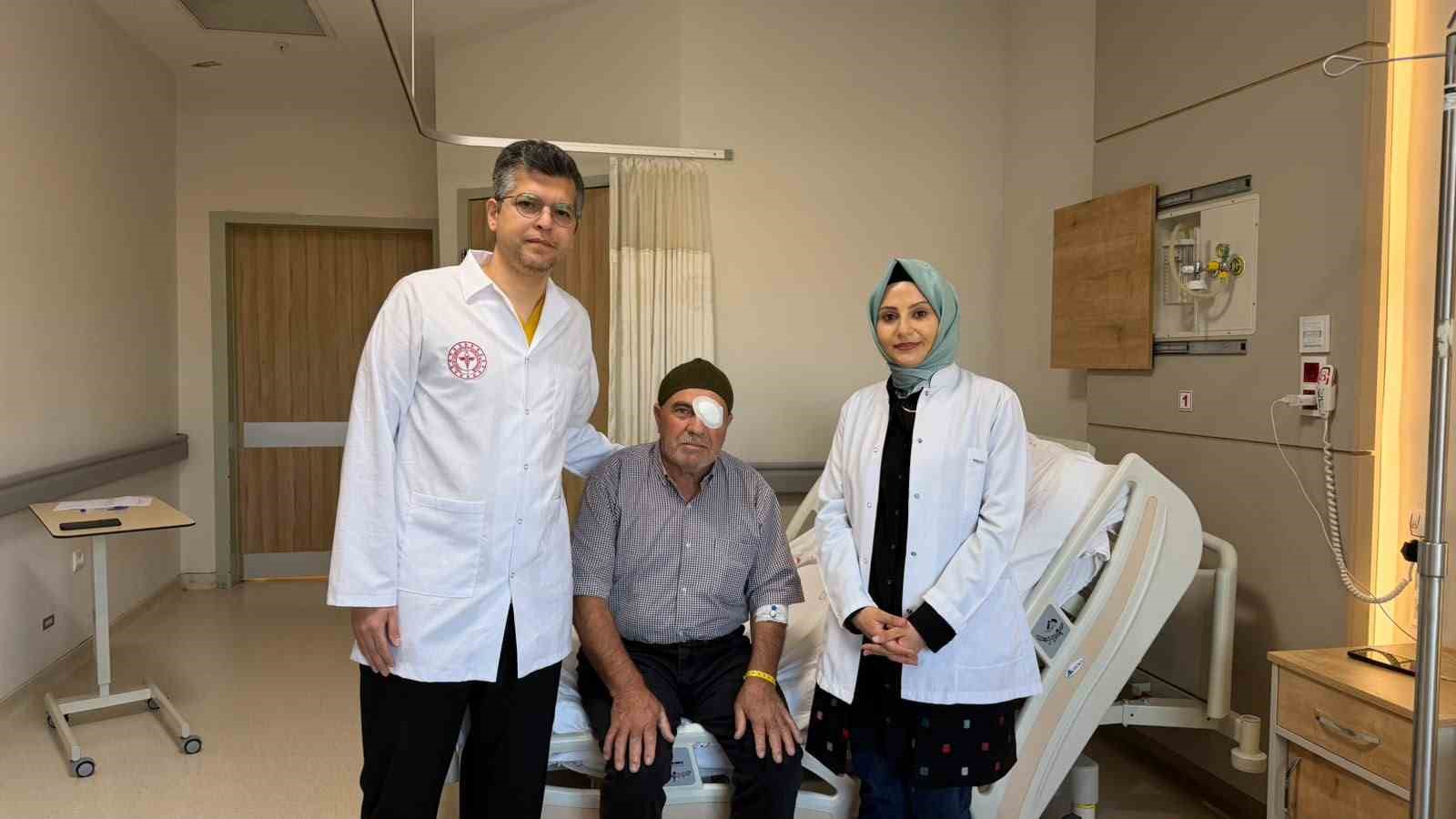 Bilecik’te bir ilk: İki göz ameliyatı tek seansta yapıldı