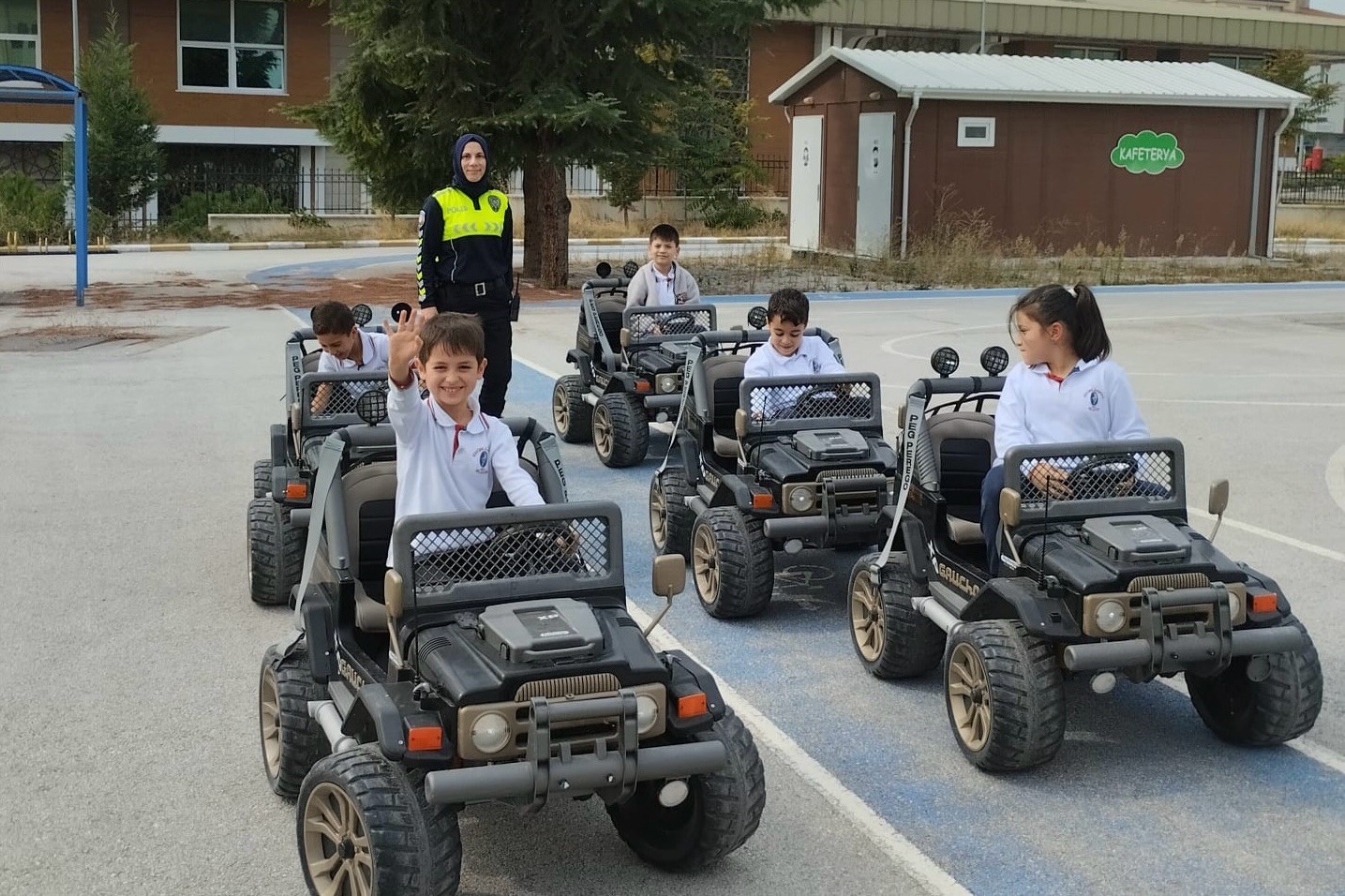 Bilecik’te 35 öğrenciye uygulamalı trafik eğitimi