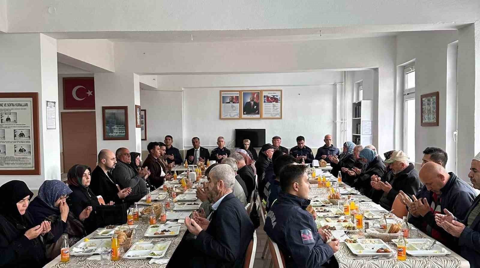 Altıntaş’ta şehit aileleri onuruna yemek programı düzenlendi