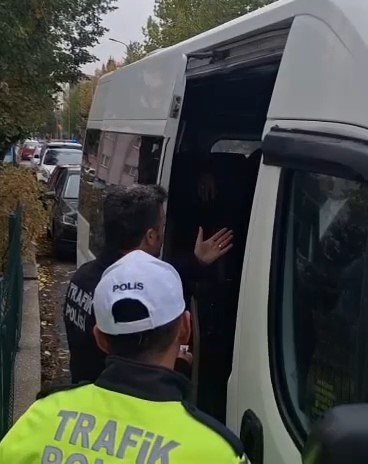 Kütahya’da dur ihtarına uymayan servis şoförü öğrencileri araçta bırakıp kaçtı