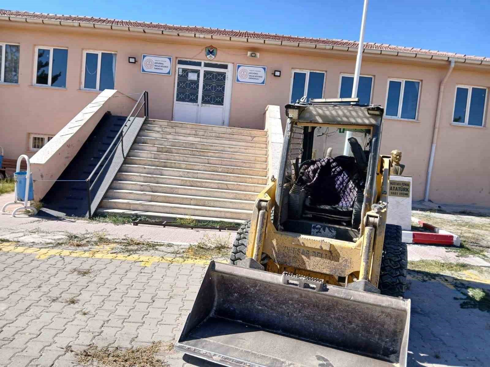 Sivrihisar Belediyesinden eğitim kurumlarına kapsamlı bakım ve onarım desteği
