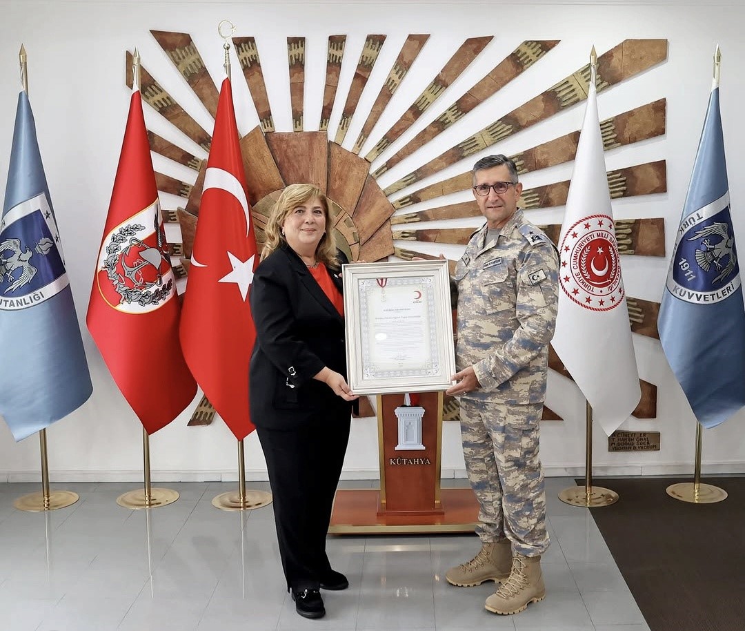 Kızılay’dan Tuğgeneral Mustafa Baş’a Kurumsal Gümüş Madalya