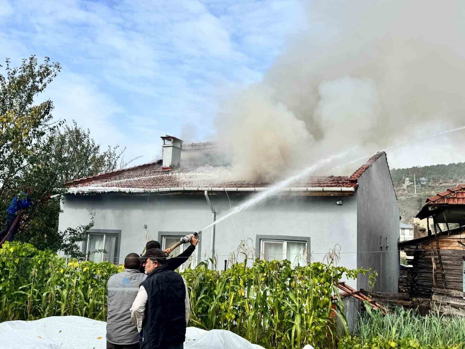 Bilecik’te kaynak kıvılcımları benzine sıçradı, yangın çıktı