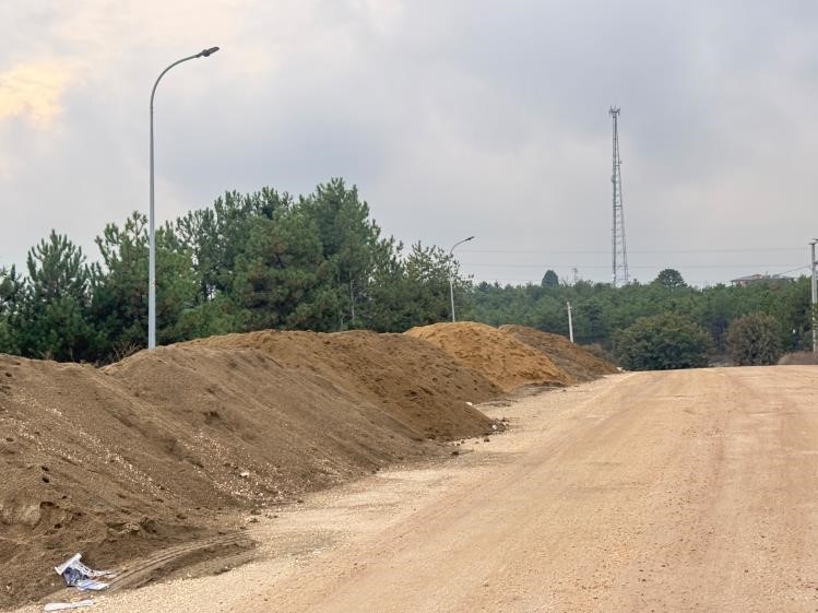Bilecik’te yol kenarına dökülen kumlar tehlike saçıyor