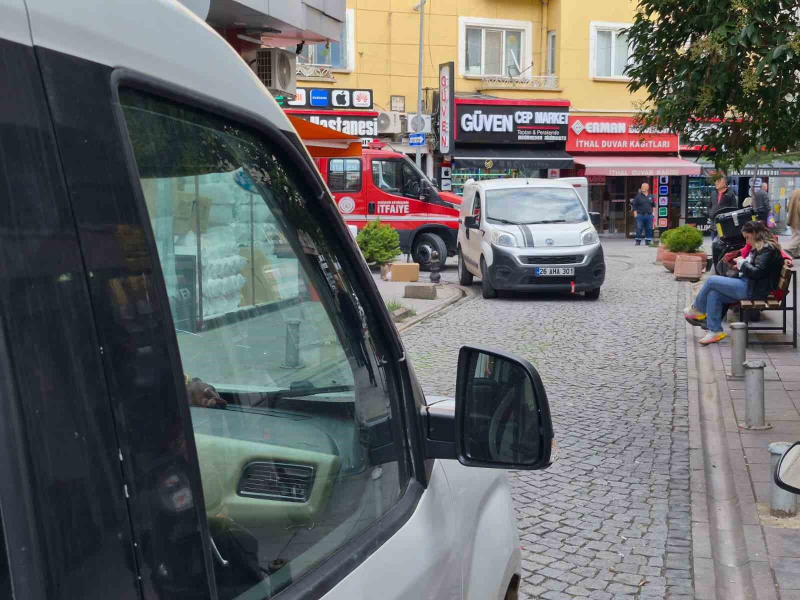 Ara sokakta duraklayan araçlar itfaiyeye engel oldu