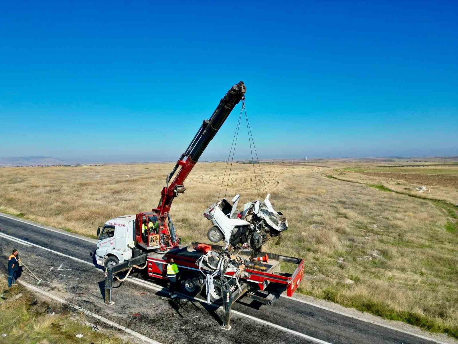 4 kişinin öldüğü kazada otomobiller parçalanarak hurdaya döndü