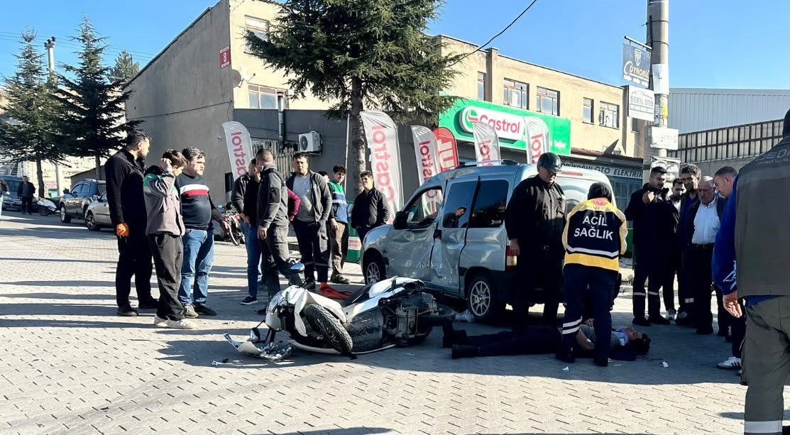 Tavşanlı’da otomobil ile motosiklet çarpıştı: 1’i ağır 2 yaralı