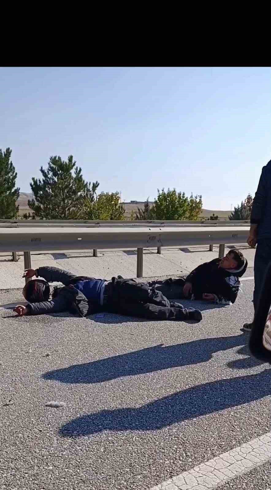 Kontrolden çıkan motosiklet orta refüje çarptı, 2 yaralı