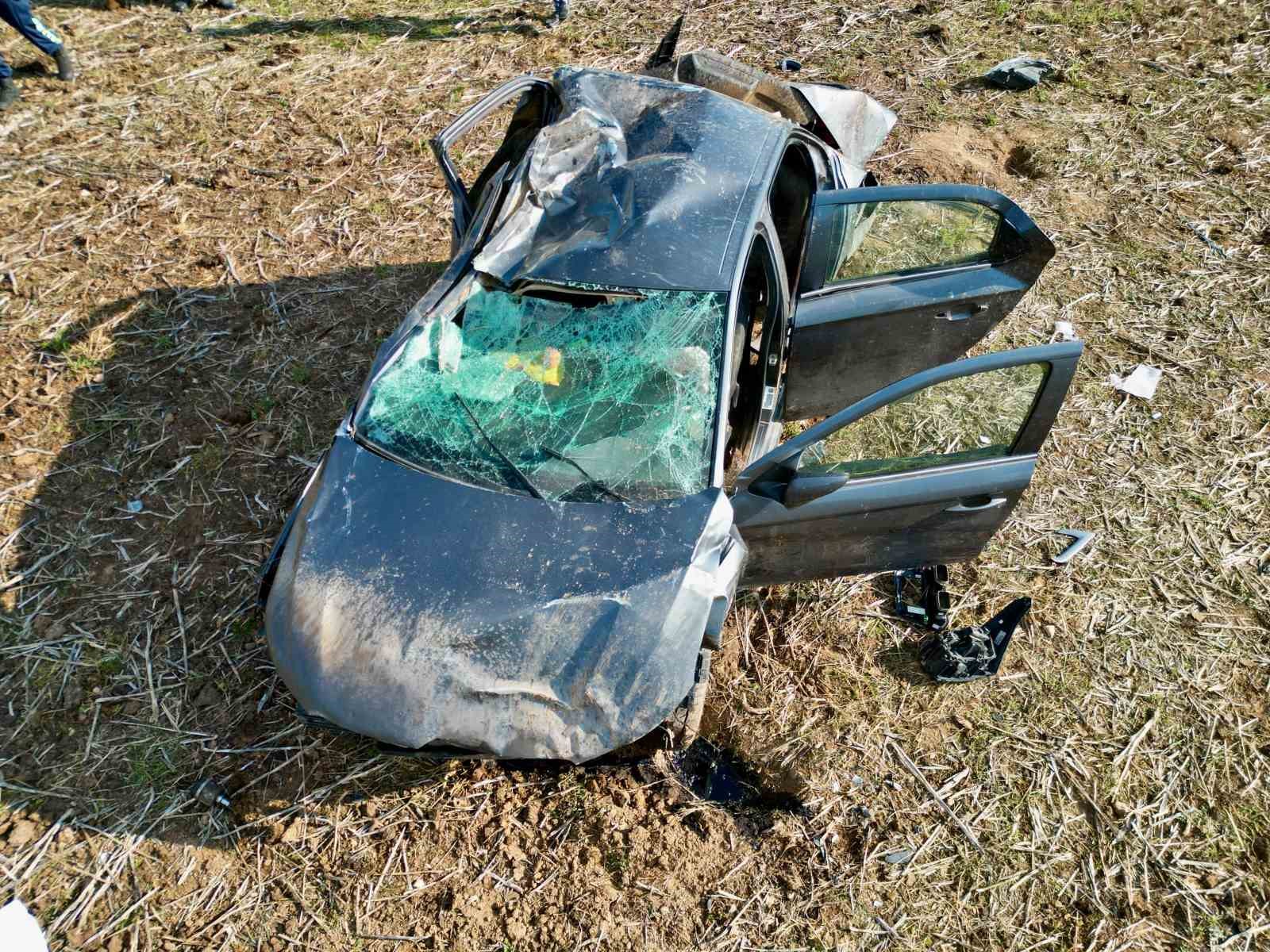 Kağıt gibi ezilen otomobilden şans eseri yaralı çıktı