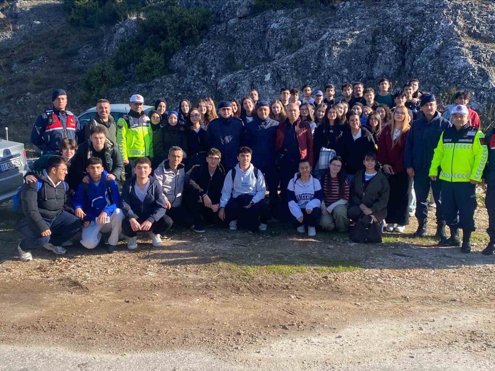 130 öğrenci ve 20 öğretmen doğa yürüyüşünde buluştu