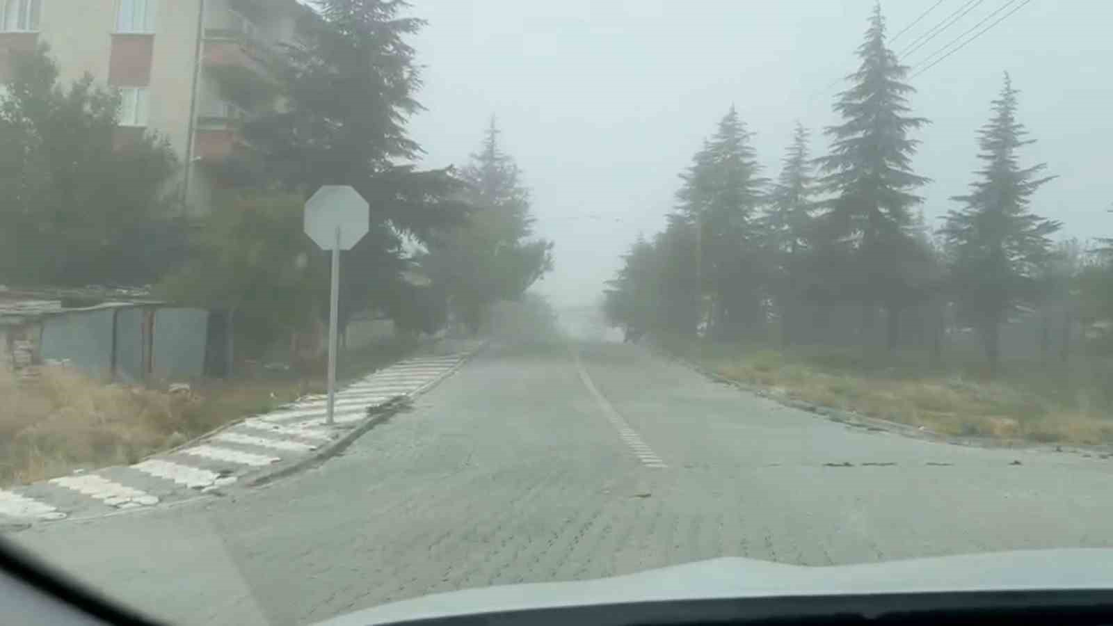 Sivrihisar’da yoğun sis ulaşımı ve günlük yaşamı olumsuz etkiliyor
