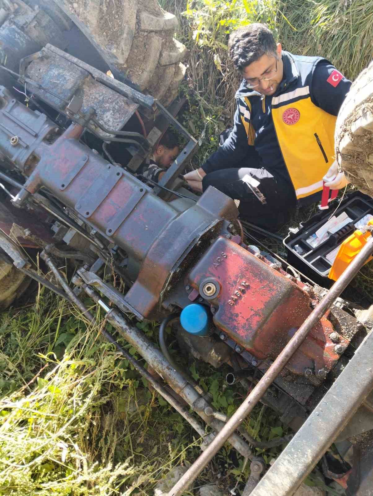 Devrilen traktörün altında kalan 3 kişi yaralandı