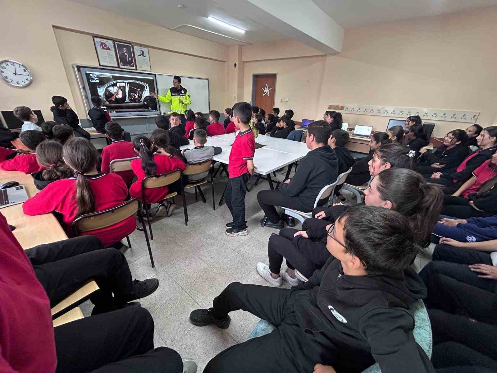 Jandarma 2 bine yakın öğrenciye eğitim verdi