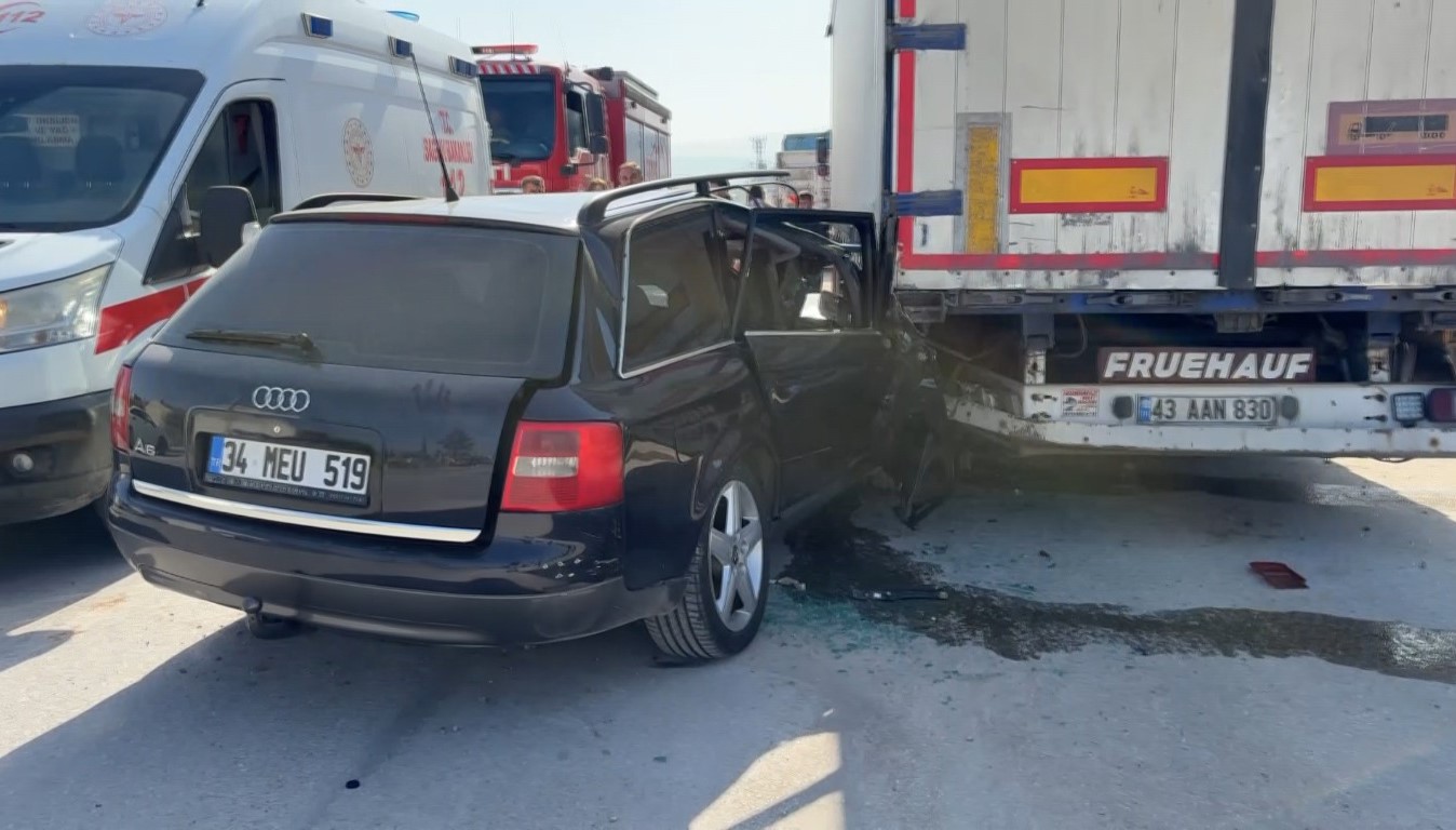 Kütahya’da otomobil tırın dorsesine saplandı: 1 yaralı