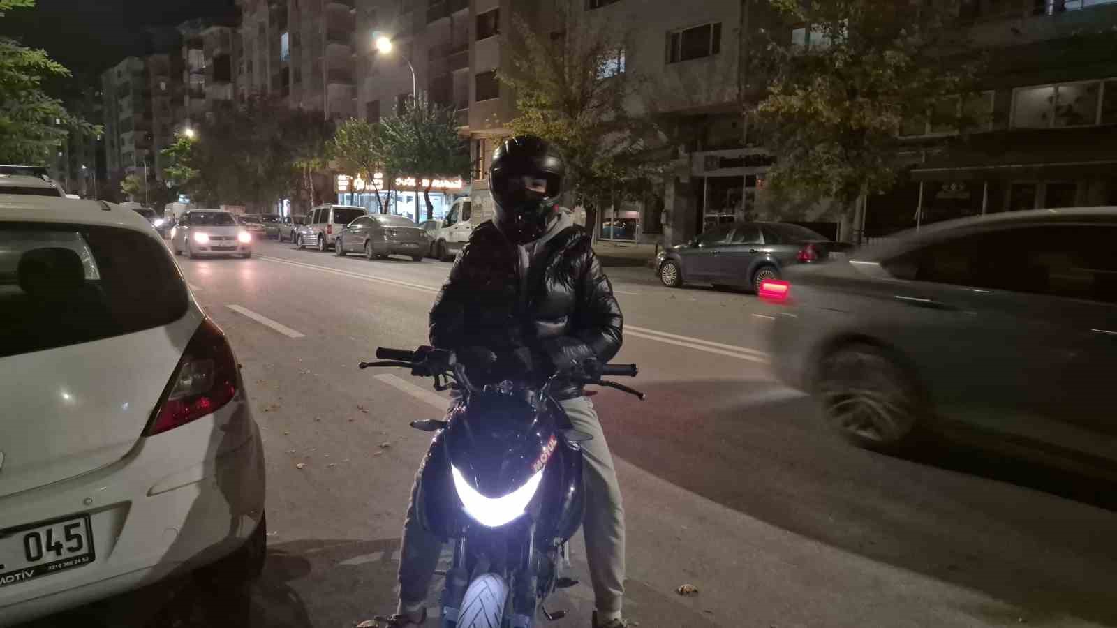 Kadın sürücü trafikte tartıştığı motosikletlinin üzerine yürüdü