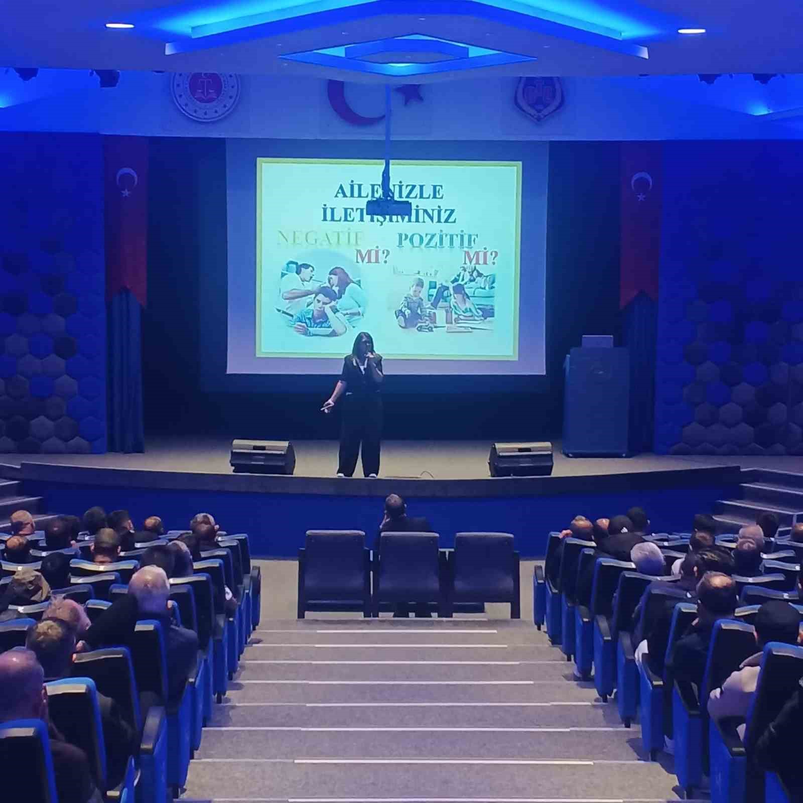 Cezaevindeki tutuklu ve hükümlülere aile içi iletişim semineri verildi