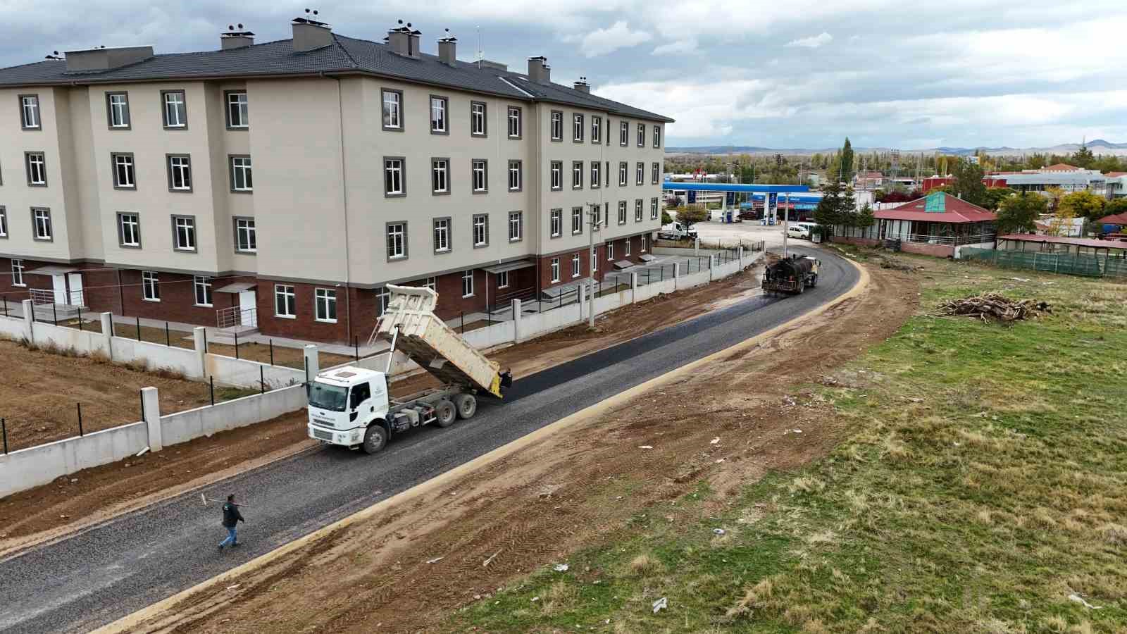 Bolvadin’de Huzurevi yolu sıcak asfalta kavuştu