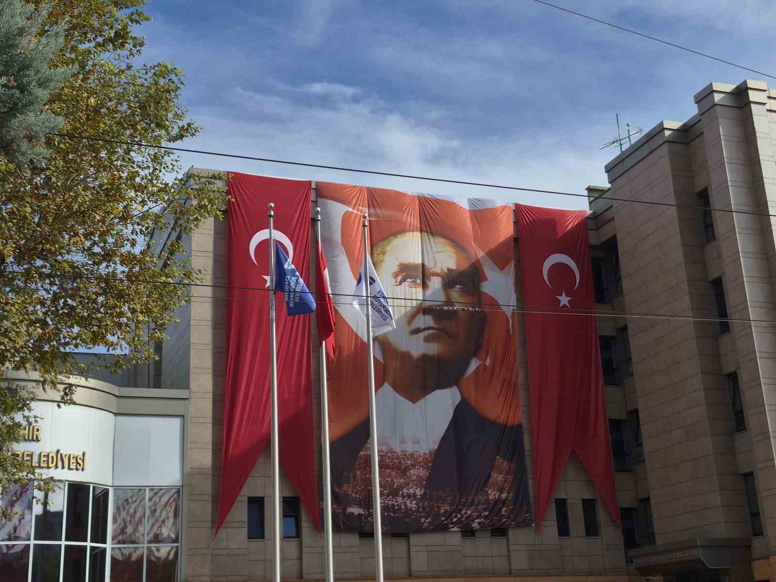 29 Ekim öncesi binalar dev Türk bayraklarıyla donatıldı