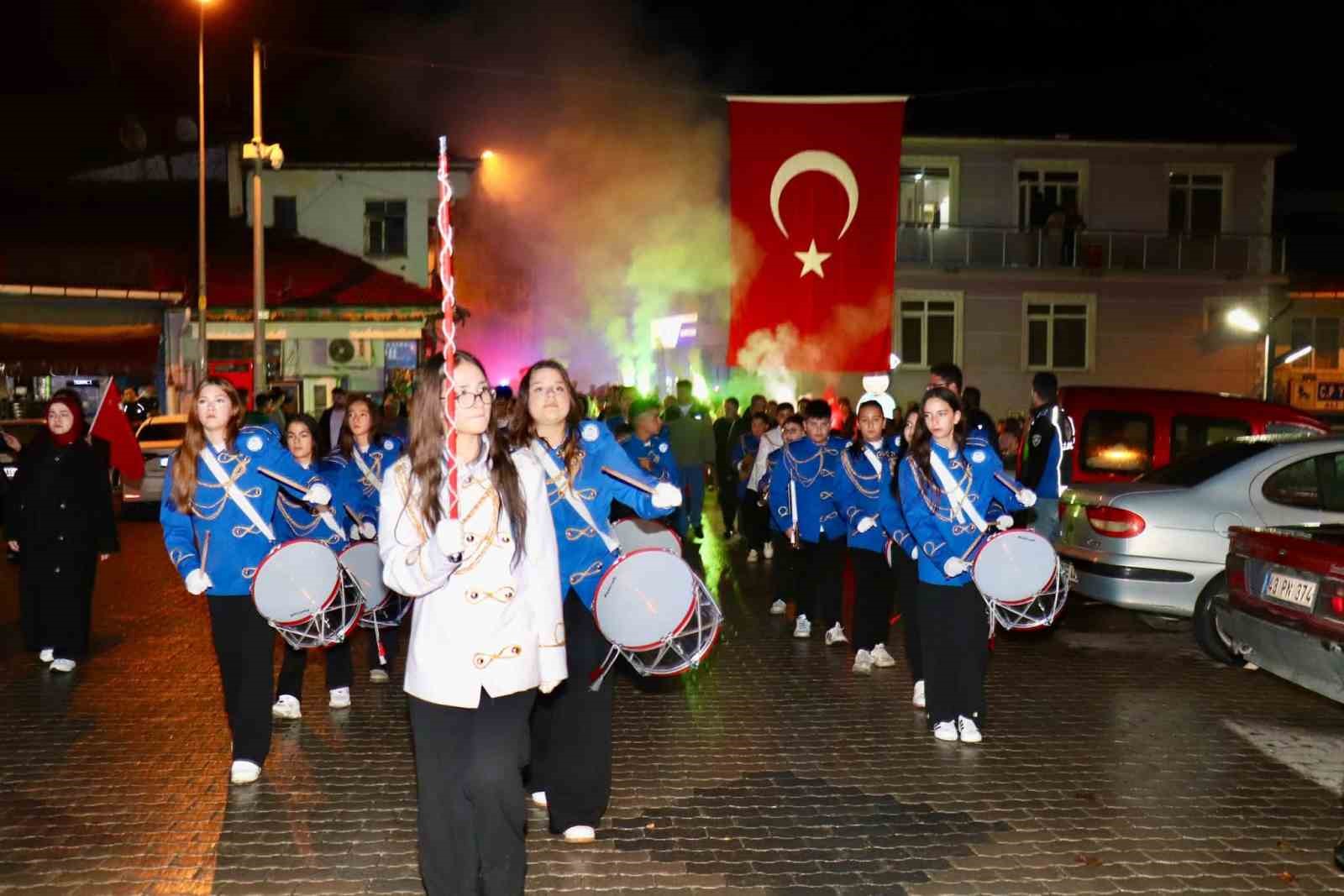 Hisarcık’ta Cumhuriyet coşkusu fener alayı ve konserle devam etti
