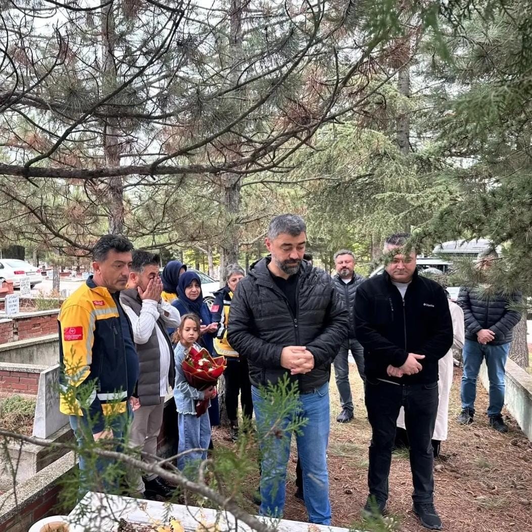 Eskişehir’de görev şehidi sağlık çalışanı kabri başında anıldı